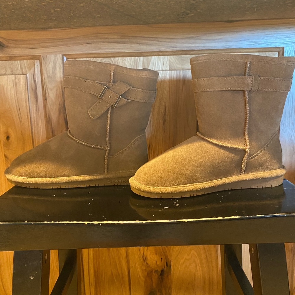 Bearpaw size 3, brown in color